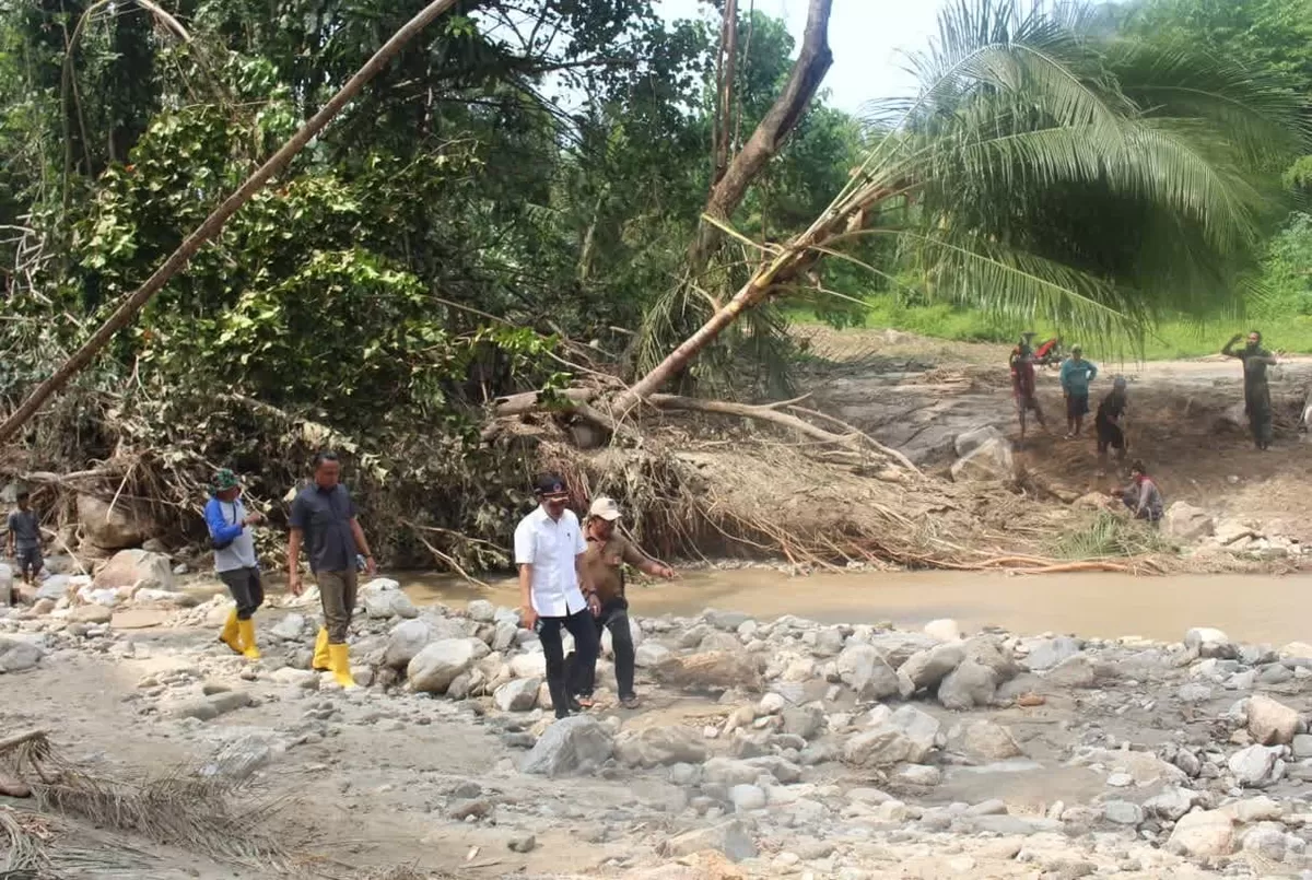 Bupati Erwin Burase menyiapkan proyek reservoir baru untuk mengatasi krisis air bersih 350 keluarga korban banjir Toboli Barat pada 27 Agustus 2026.