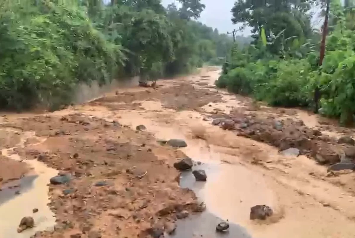 BPBD Parigi Moutong menangani banjir yang melumpuhkan Jalan Trans Sulawesi di Kecamatan Kasimbar pada Jumat, 28 Agustus 2026.