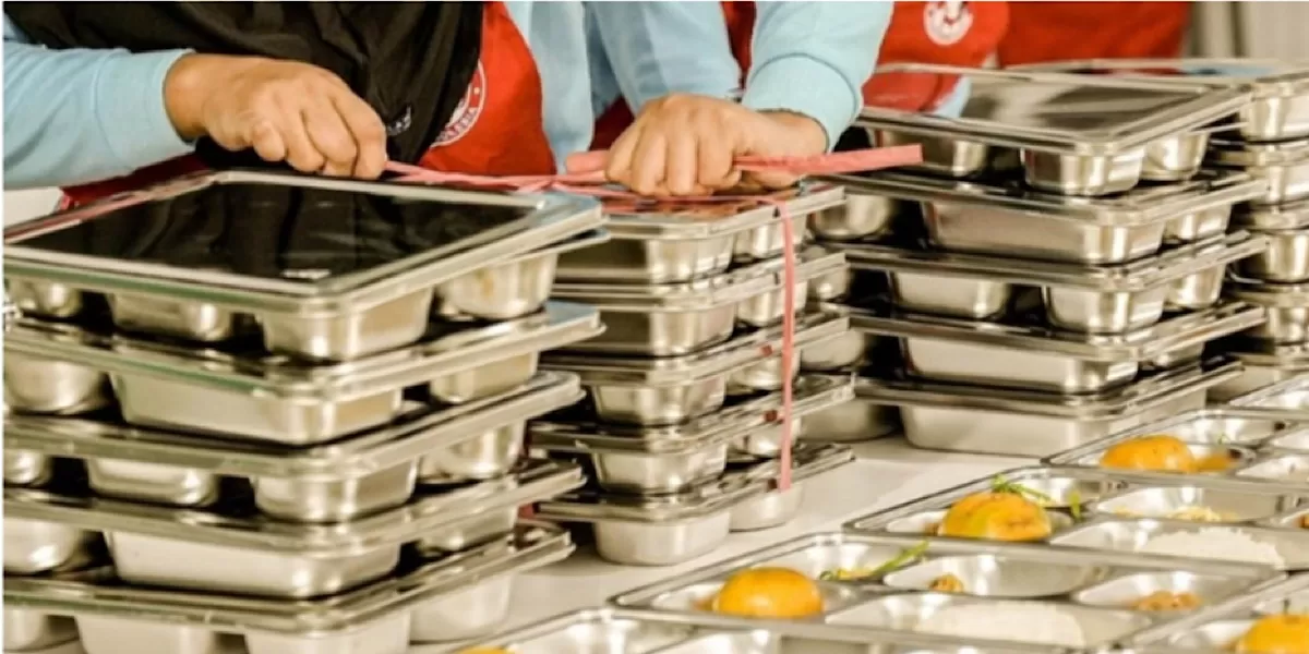 Foto ilustrasi tumpukan ompreng MBG yang siap dibagikan oleh SPPG kepada penerima manfaat.  (Instagram/badangizinasional.ri)