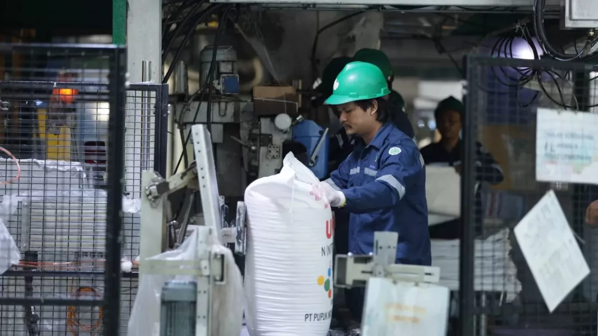 Ilustrasi Buruh Pabrik Pupuk (RRI)