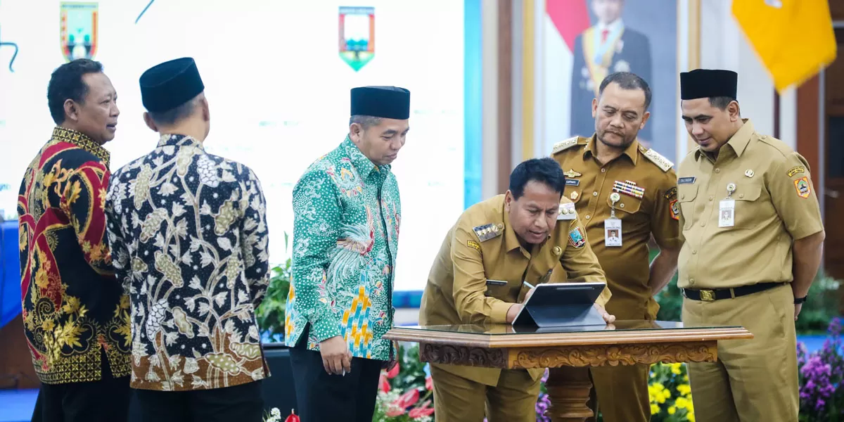 Penandatanganan pakta integritas oleh seluruh kepala daerah dan pimpinan legislatif. (Foto: Istimewa)