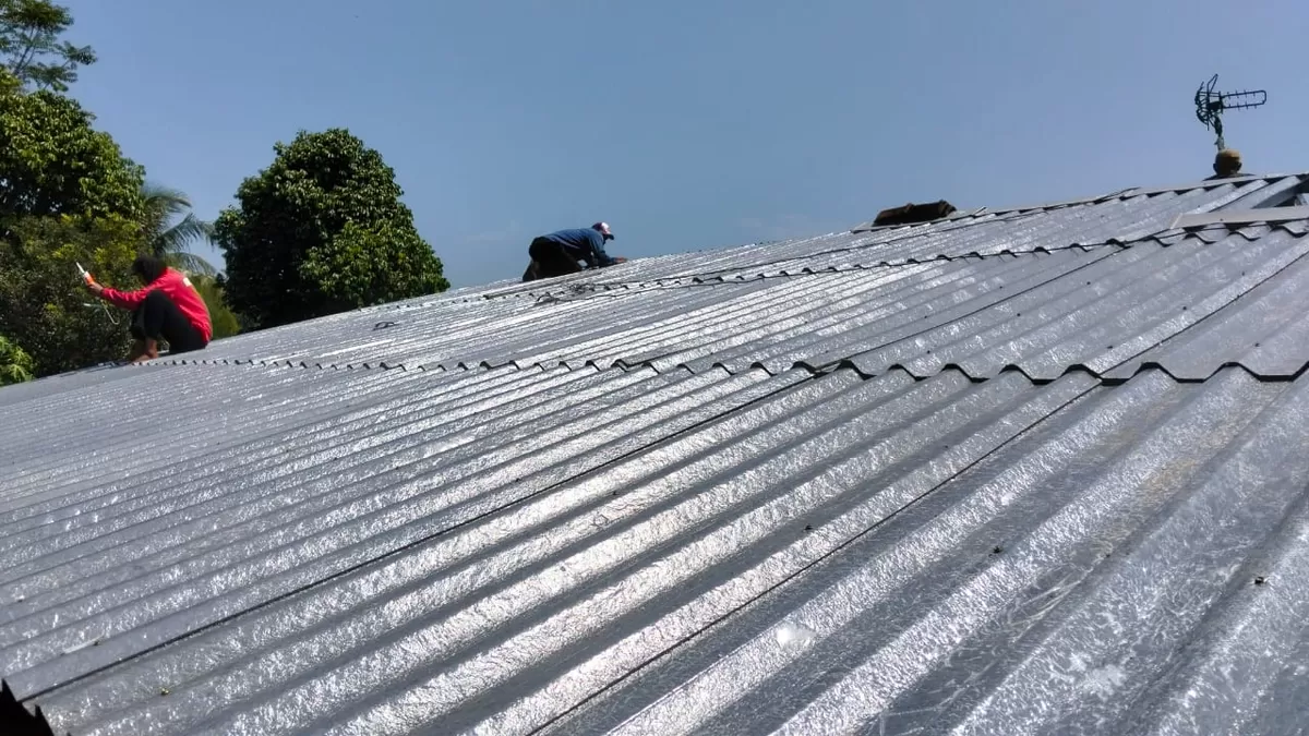 Pelaksanaan kedua program Ganti Atap Rumah Wartawan yang digagas PT SKI bersama Promedia Group.  (Dok Promedia)