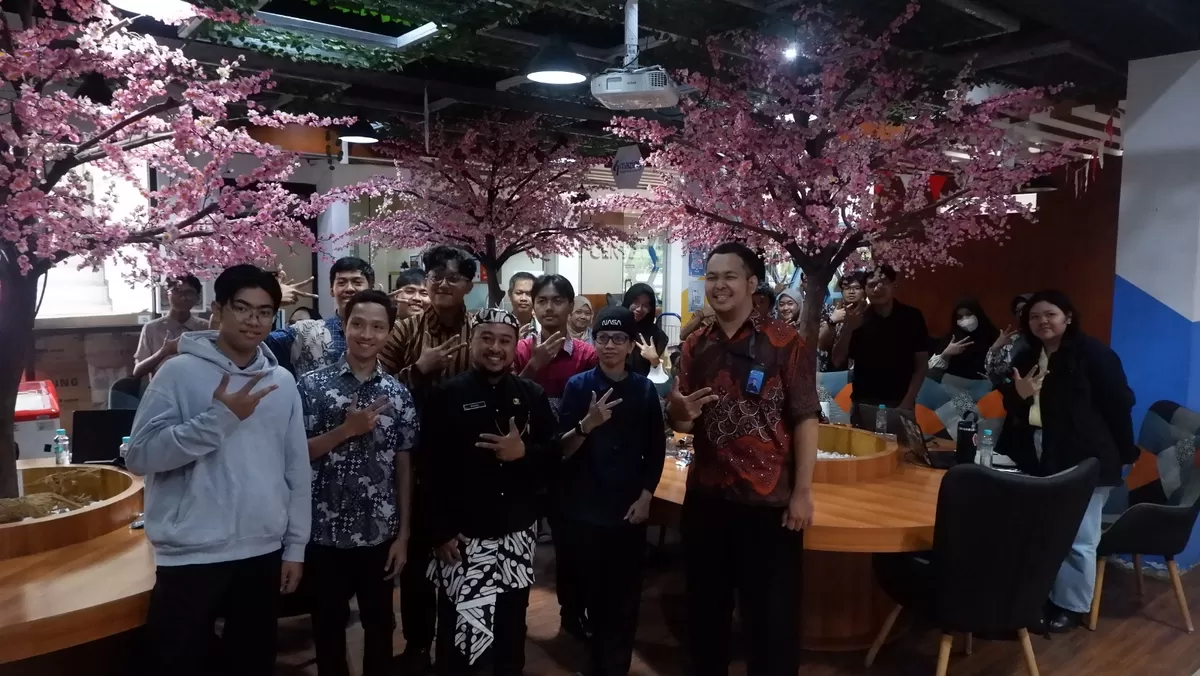 Sekretaris Jaringan Pemred Promedia Jatim, Arvendo bersama peserta Kupas Tuntas Penggunaan AI. (Promedia)