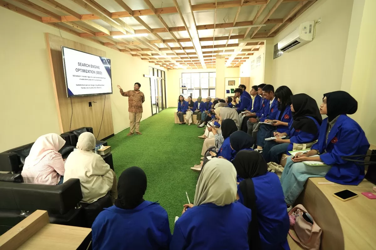 Sebanyak 30 mahasiswa semester dua Program Studi Ilmu Komunikasi Universitas Al-Aitaam (UNISAL) Bandung melakukan kunjungan industri ke kantor Promedia Group pada Kamis, 11 Juni 2026. (Dok. Promedia Group)