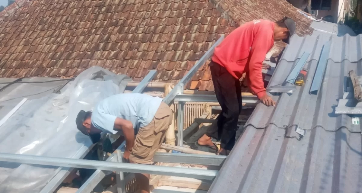 Penggantian asbes dan seng serta pasang plafon rumah editor Primetime News dalam program &ldquo;Ganti Atap Rumah Wartawan&rdquo; Promedia Group.  ((Dok. Promedia))