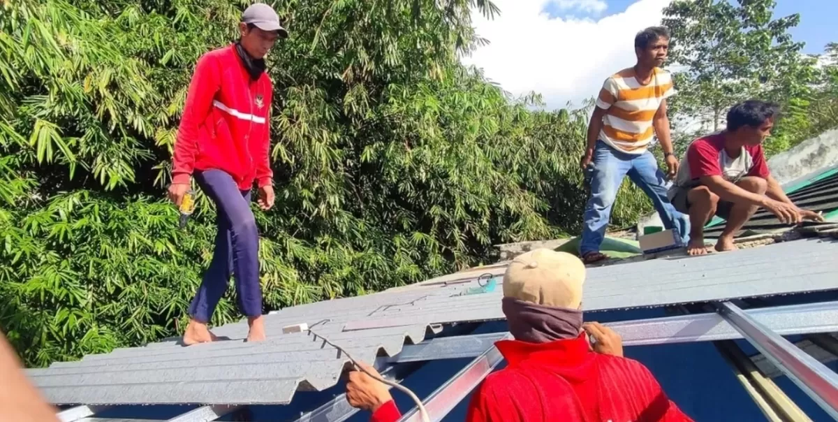Penggantian atap rumah jurnalis mitra Promedia Group dalam program &lsquo;Ganti Atap Rumah Wartawan&rsquo;.  ((Portaloka.id/Arman))
