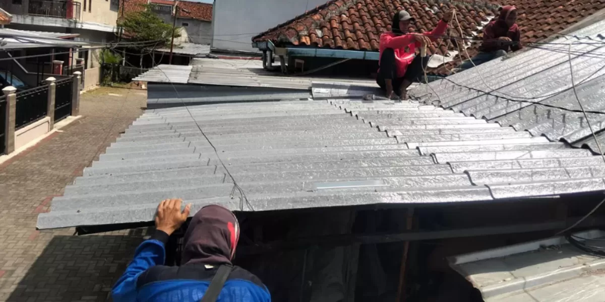 Rumah milik Farhan, Pimpinan Redaksi Mediapriangan.com mitra Promedia Group, di Kecamatan Singaparna, Kabupaten Tasikmalaya, kembali nyaman ditempati berkat kolaborasi PT SKI dan Promedia Group.