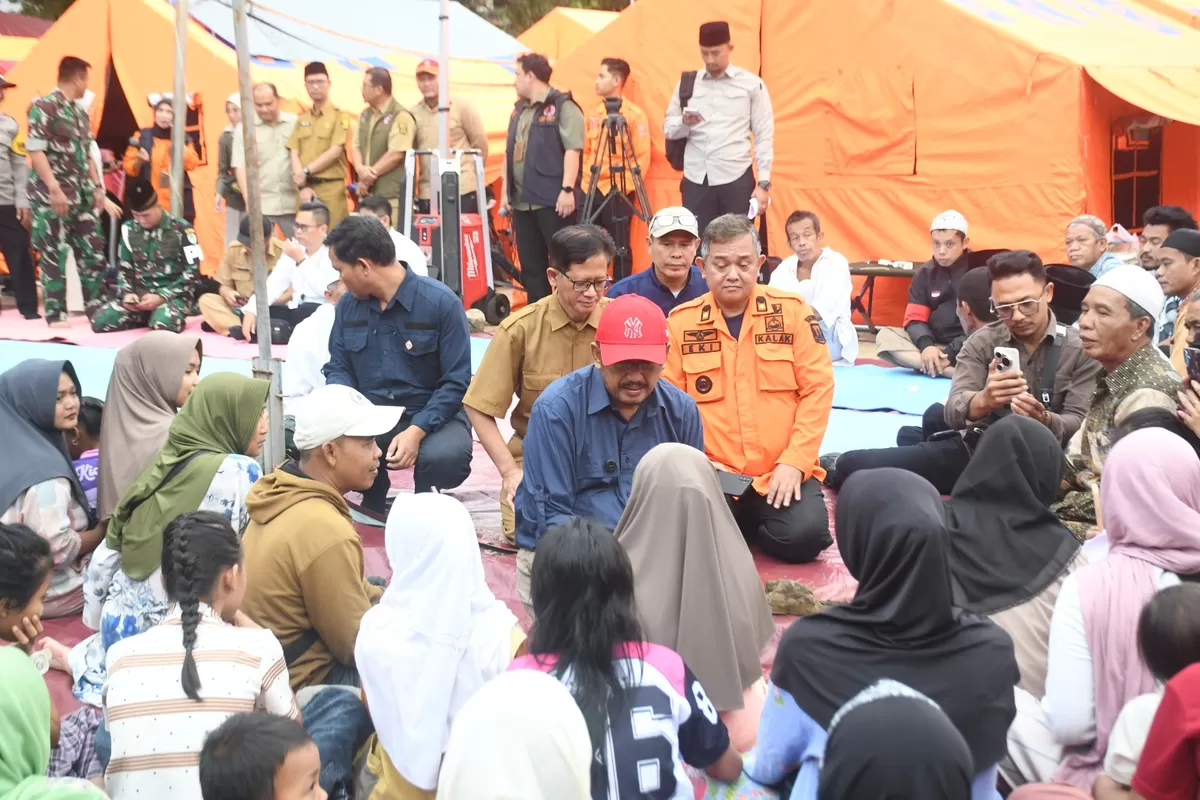 Bupati Sukabumi Asep Japar (topi merah) tengah berdialog dengan penyintas bencana pergerakan tanah Bantargadung (Anugrah)