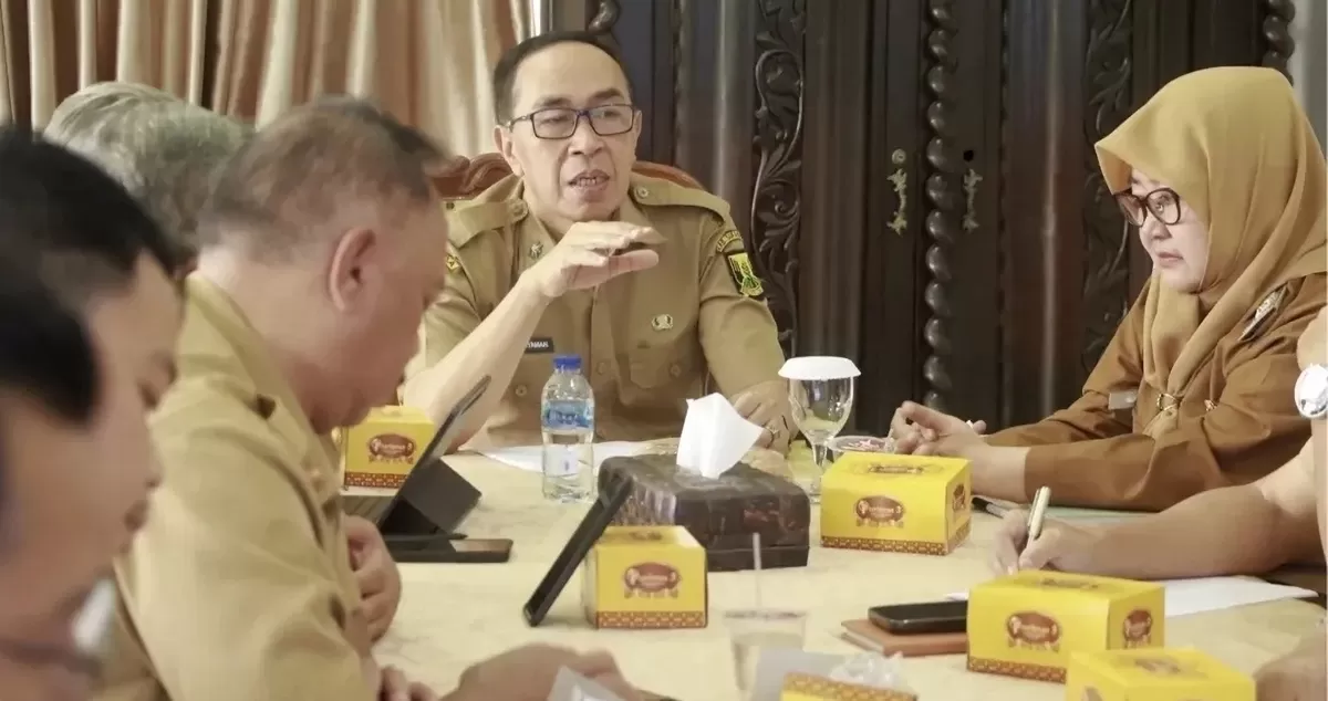 Sekda Kabupaten Sukabumi Ade Suryaman saat membahas penerapan WFH di daerahnya.