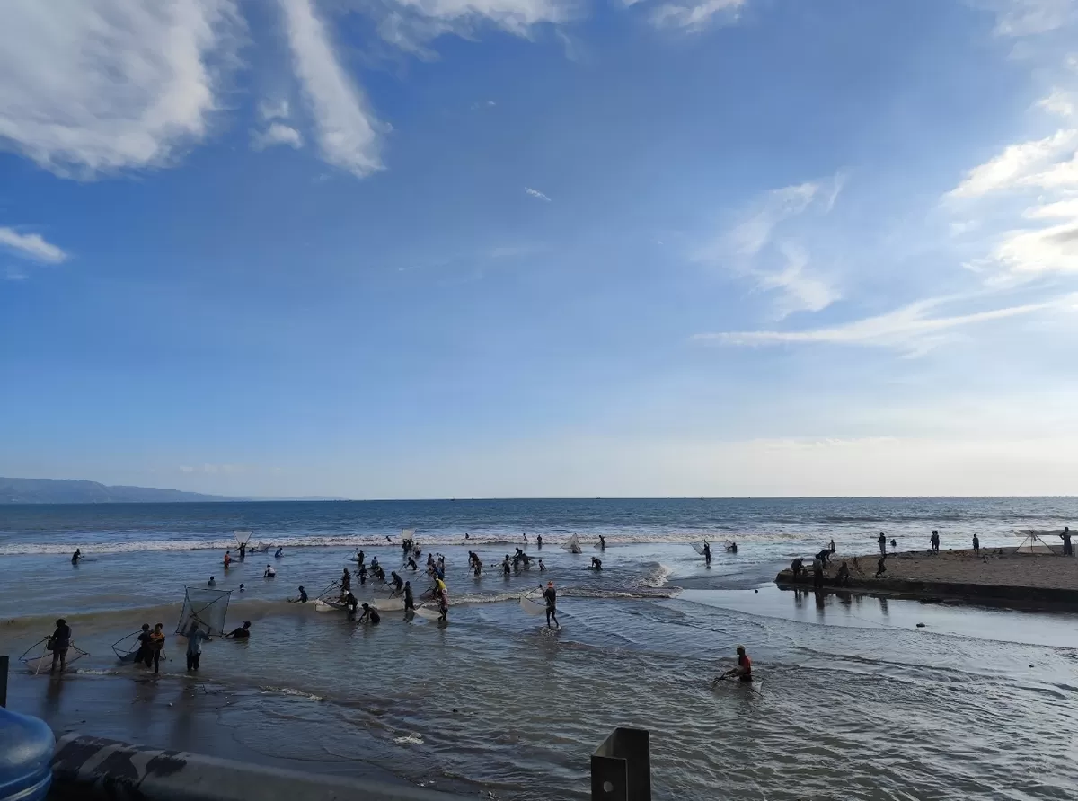 Pantai Muara Citepus Palabuhanratu dipadati masyarakat menangjap ikan impun (Anugrah)
