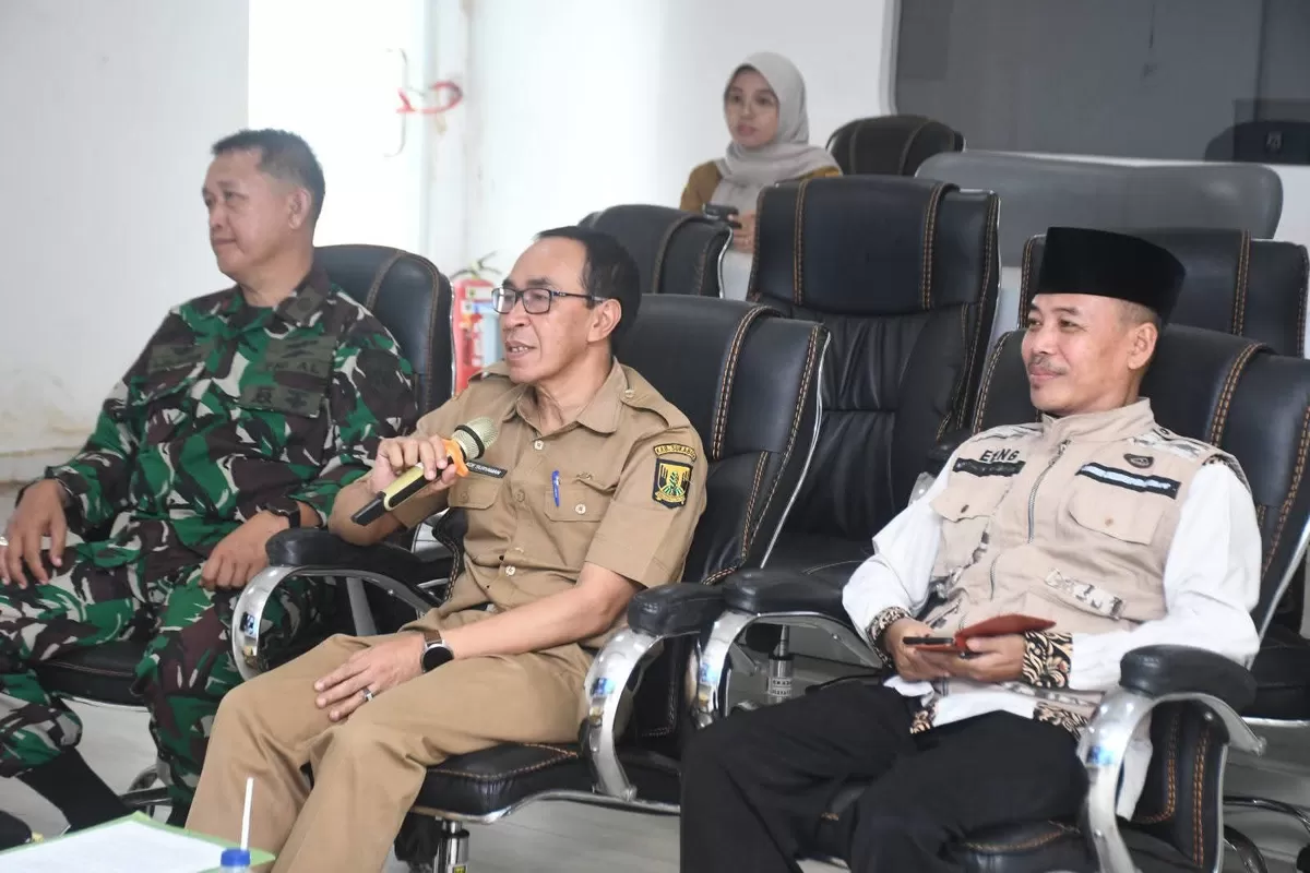 Ketua Kwartir Cabang (Kwarcab) Pramuka Kabupaten Sukabumi, Ade Suryaman (gading) membuka rapat pleno andalan Kwarcab yang digelar secara virtual dari Command Center Setda Kab. Sukabumi (Anugrah)