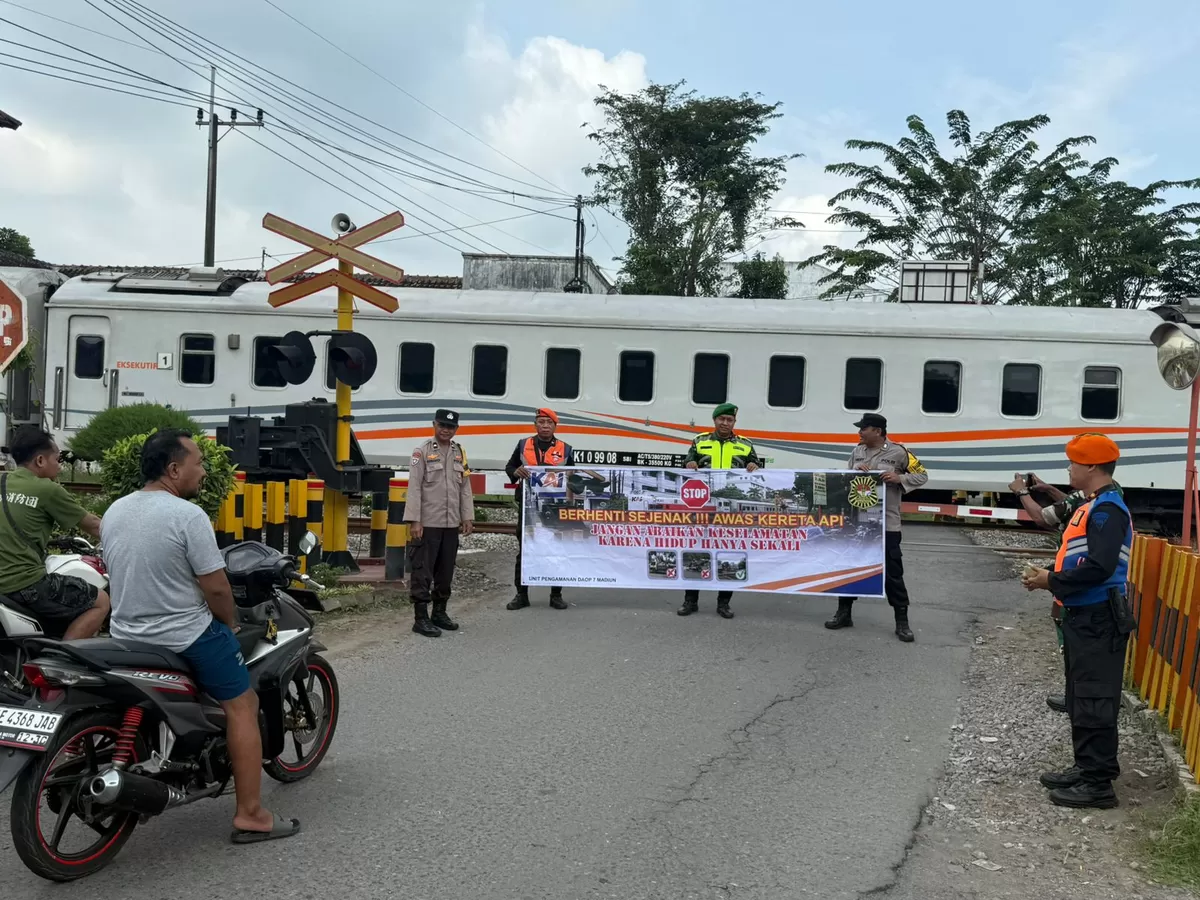 PT Kereta Api Indonesia (Persero) Daop 7 Madiun menyelenggarakan kegiatan sosialisasi keselamatan dan keamanan perjalanan Kereta Api (KA) di wilayah Kabupaten Ngawi. Dok KAI