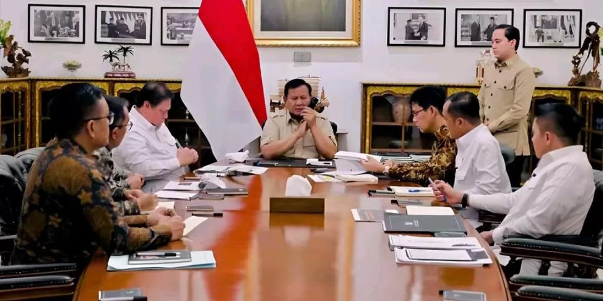 Presiden RI Prabowo Subianto memimpin rapat terbatas bersama sejumlah menteri Kabinet Merah Putih di Istana Merdeka, Jakarta