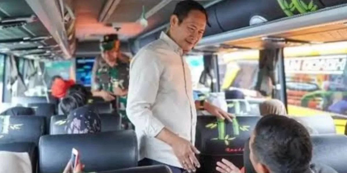 Bupati Lamongan, Yuhronur Efendi, secara resmi memberangkatkan 146 pemudik yang mengikuti program Balik Gratis Pemkab Lamongan 2026 di Stadion Surajaya pada Selasa (24/3/2026). Foto istimewa