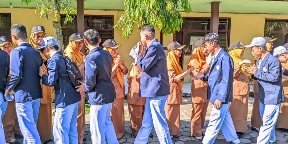 Keluarga besar SMAN 2 Tanggul melaksanakan kegiatan halal bihalal bersama seluruh siswa, guru, dan tenaga kependidikan.acara berlangsung di halaman sekolah setelah upacara pada hari Senin, 30/03/2026.