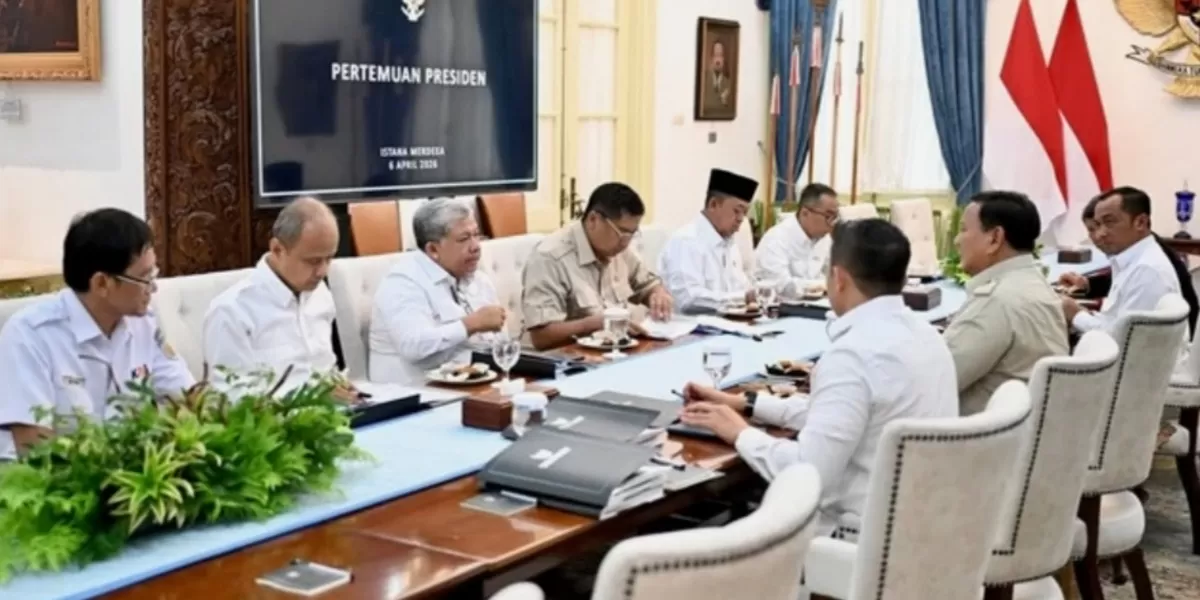Presiden Republik Indonesia Prabowo Subianto menyelenggarakan rapat terbatas bersama Kementerian PKP dan ATR/BPN membahas perumahan rakyat di Istana Merdeka. Foto