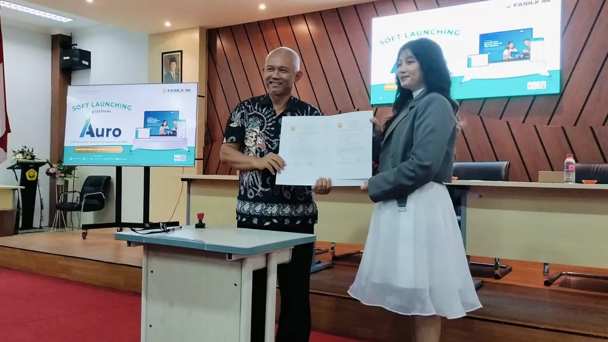 Dekan universitas Jember bersama Tamara management peluncuran Auro. Foto istimewa pandhalungan