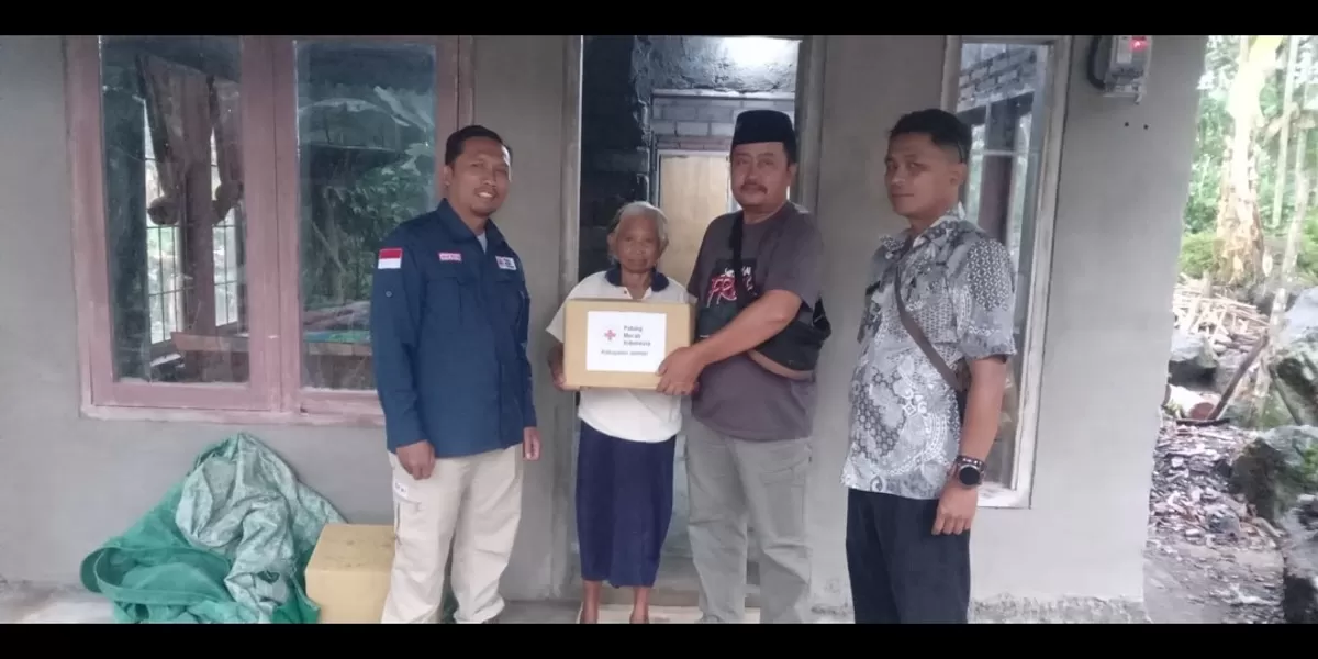 Palang Merah Indonesia (PMI) Kabupaten Jember bergerak cepat menyalurkan bantuan kemanusiaan bagi korban kebakaran rumah di Desa Sumberbulus, Kecamatan Ledokombo. Penyerahan bantuan. Dok PMI
