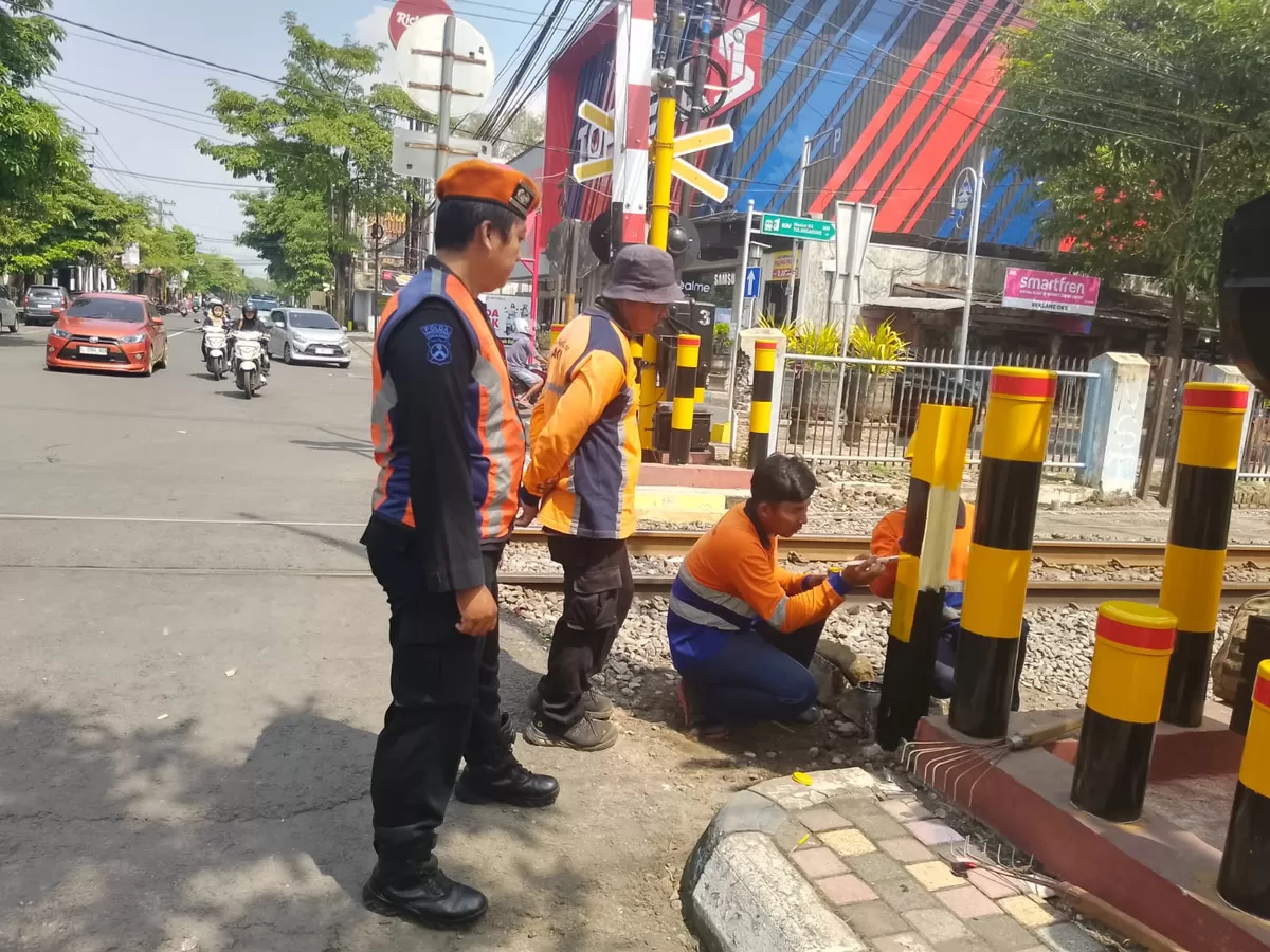 Dalam upaya meningkatkan keamanan dan keselamatan perjalanan kereta api, PT Kereta Api Indonesia (Persero) Daop 7 Madiun menyelenggarakan Diklat Refreshing Tenaga Perawatan Jalur. Dok KAI