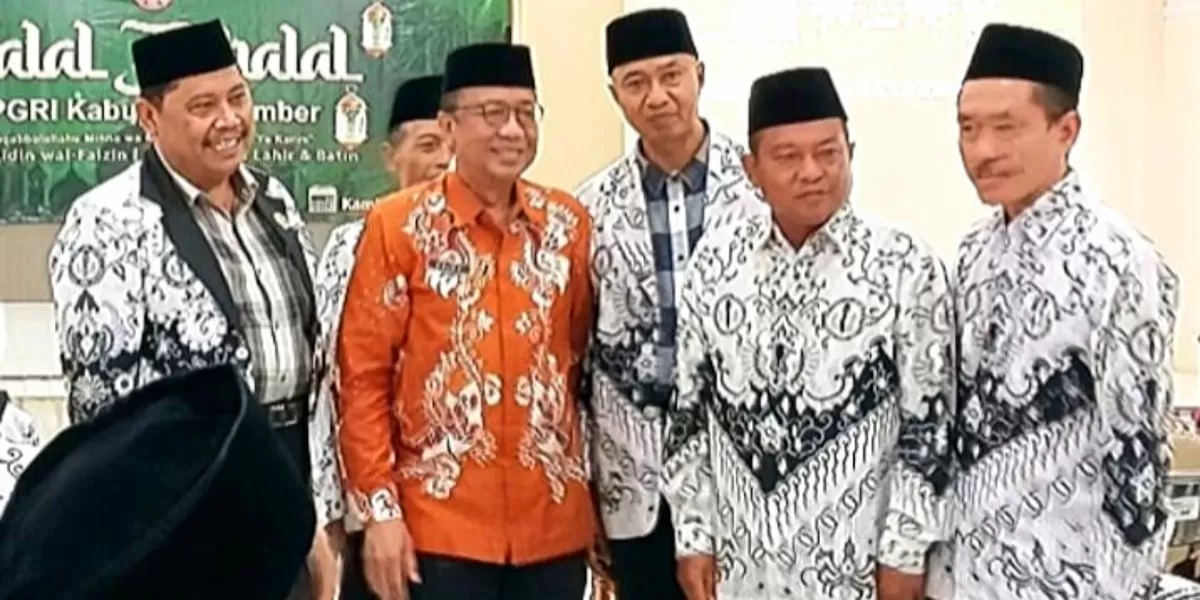 PGRI Kabupaten Jember menggelar halal bihalal bersama jajaran pengurus kabupaten dan pimpinan cabang PGRI se kabupaten Jember yang dihadiri oleh Kadispendik Arief Cahyono. Foto istimewa pandhalungan