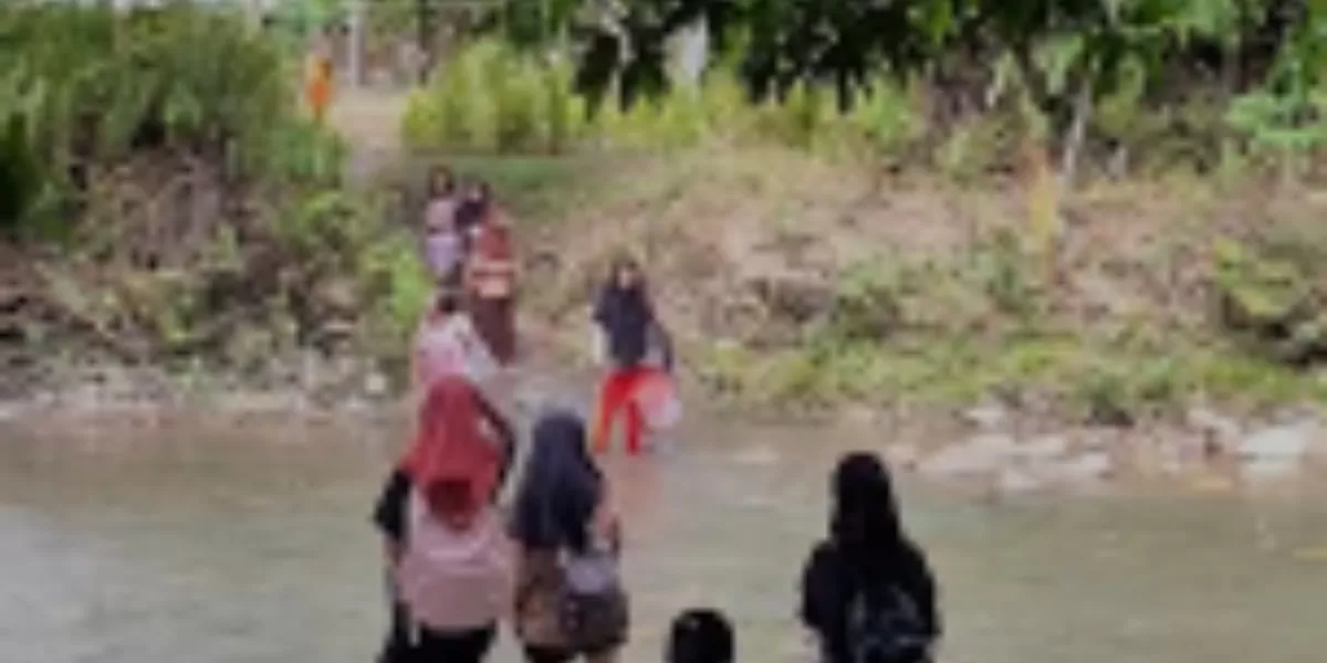 Sempat viral karena harus berenang menyeberangi sungai untuk berangkat ke sekolah, siswa-siswi SD di Desa Bainaa Barat, Sulawesi Tengah, bakal segera punya jembatan supaya dapat menyeberang
