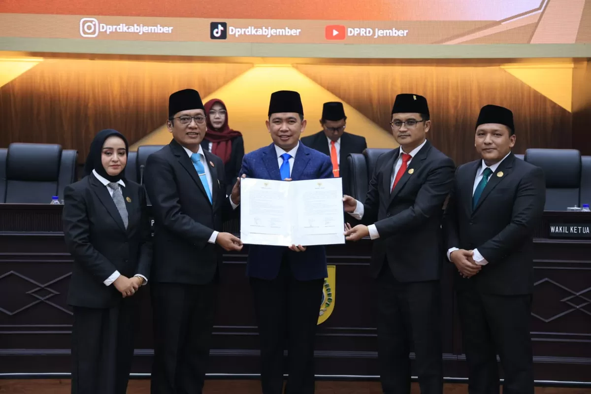 Bupati Jember, Gus Fawait, secara resmi menerima dokumen rekomendasi dari Dewan Perwakilan Rakyat Daerah (DPRD) Kabupaten Jember atas Laporan Keterangan Pertanggungjawaban (LKPJ) . Foto istimewa