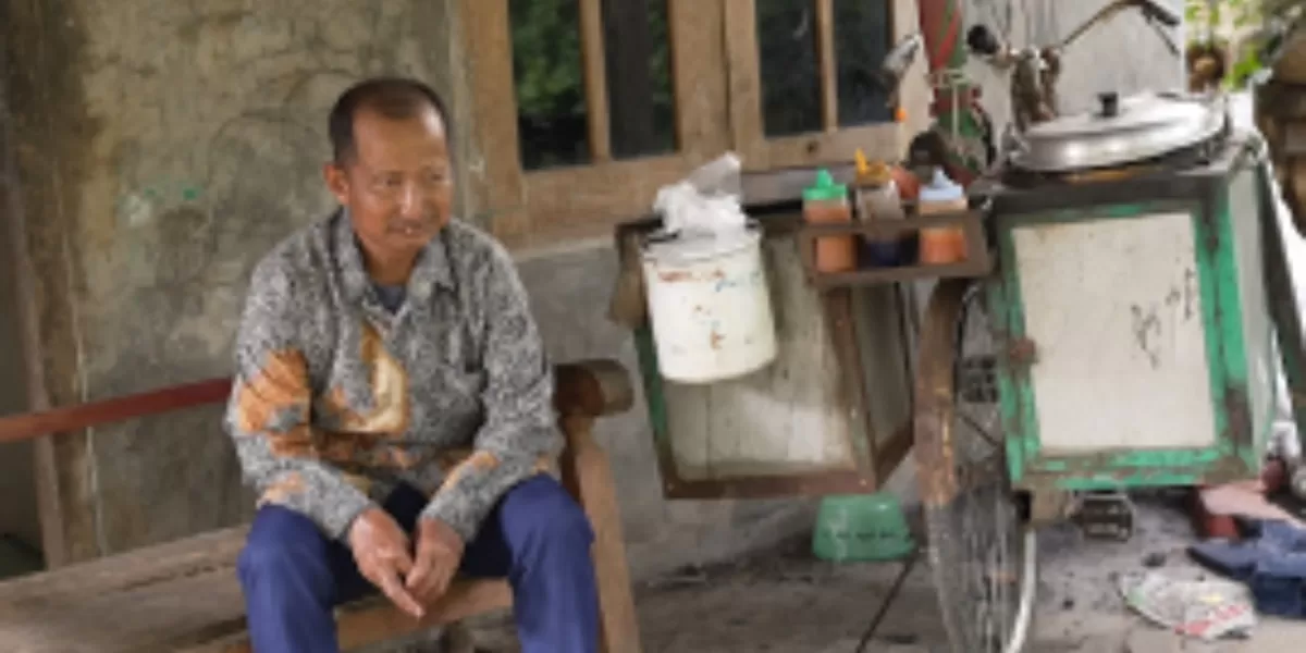 Di balik panci-panci jajanan cilok yang ia letakkan di atas sepeda ontelnya setiap hari, Muhammad Fauzan (46 tahun) menyimpan satu harapan sederhana: anak-anaknya bisa terus bersekolah. Foto istimewa