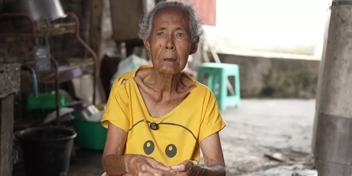 Di usia senjanya yang telah menginjak 74 tahun, Ibu Welas tak lagi mampu berjualan sayur keliling seperti dulu. Namun satu hal yang masih ia genggam erat adalah harapan: masa depan cucunya, Julio.