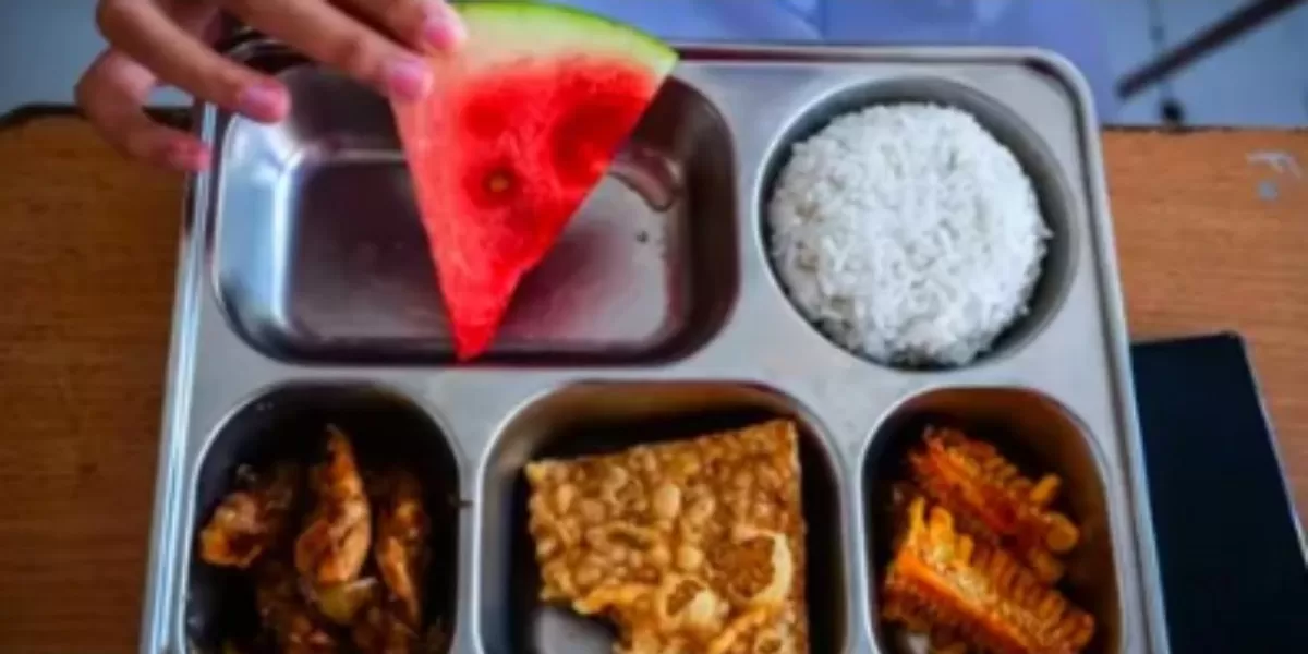 Menyoroti viralnya surat permohonan yang diduga dilayangkan pihak SMAN 1 Ciemas ke SPPG Al-Mubarokah soal distribusi MBG di sekolah.  (Instagram.com/@infopnsdanpppk)