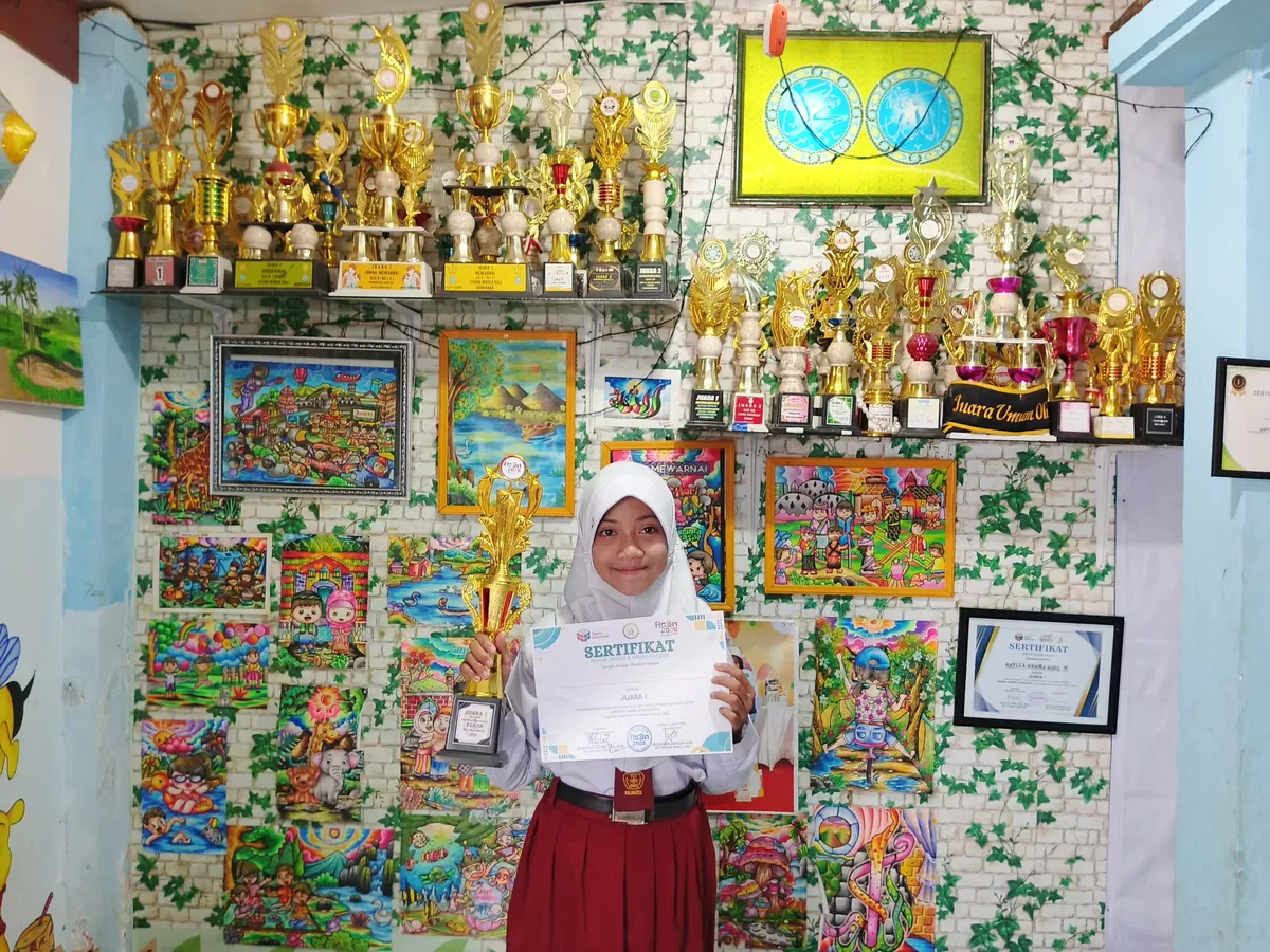 Bakat seni luar biasa kembali ditunjukkan oleh Hafiza Khaira Nuril Huda. Siswi bertalenta ini sukses mempertahankan gelar juaranya dalam ajang Lomba Gambar Bercerita. Foto istimewa pandhalungan