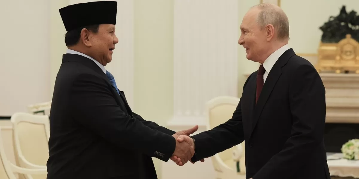 Presiden Prabowo bersalaman dengan Presiden Rusia Putin. Foto istimewa