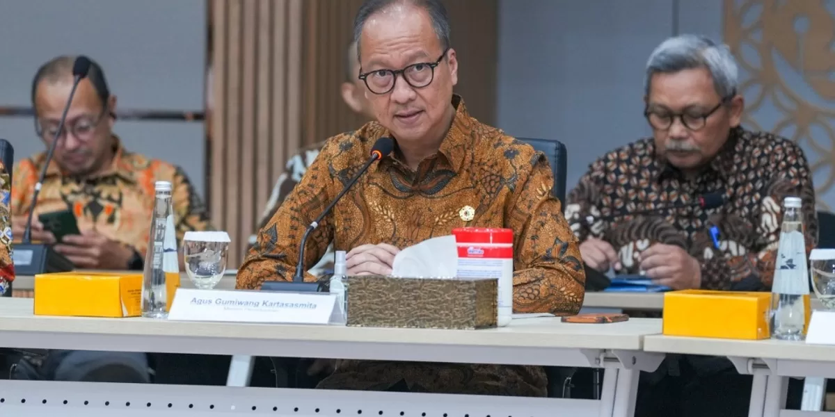 Pemerintah terus memantau perkembangan dinamika geopolitik global, termasuk situasi di kawasan Selat Hormuz, yang berpotensi memengaruhi rantai pasok bahan baku petrokimia dan subsektor industri