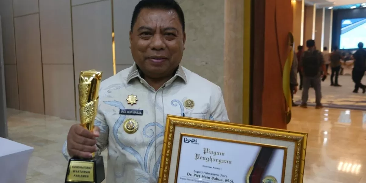Bupati Halmahera Utara, Piet Hein Babua, meraih penghargaan dalam ajang KWP Award 2026 pada kategori Kepala Daerah Tanggap Bencana dan Perlindungan Masyarakat.