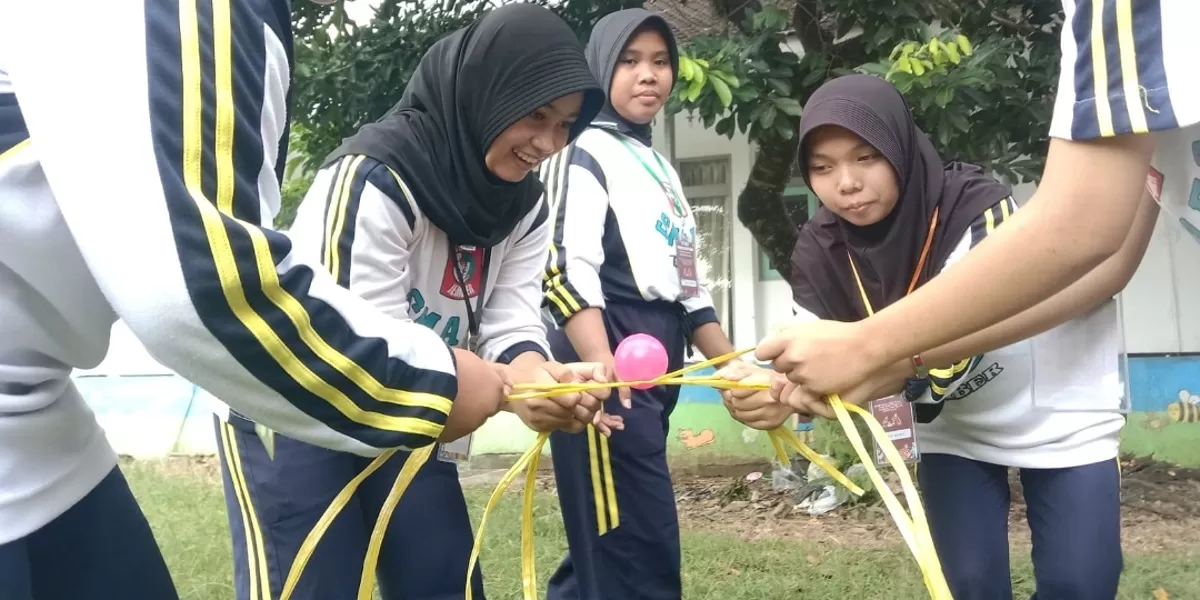 Puluhan anggota Palang Merah Remaja (PMR) muda SMAN 2 Jember, yang akrab disapa Prasmada, mengikuti Diklat Pertama di Markas PMI Kabupaten Jember. Foto istimewa