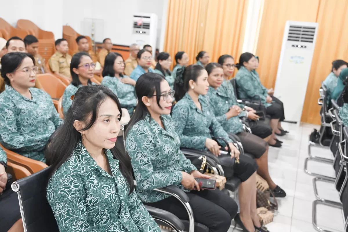 Wakil Bupati Kupang, Aurum Titu Eki, yang juga adalah Ketua Tim Penggerak PKK Kabupaten Kupang melantik Ketua Tim Penggerak PKK Kecamatan se- Kabupaten Kupang.  (SabanaPedia.com)