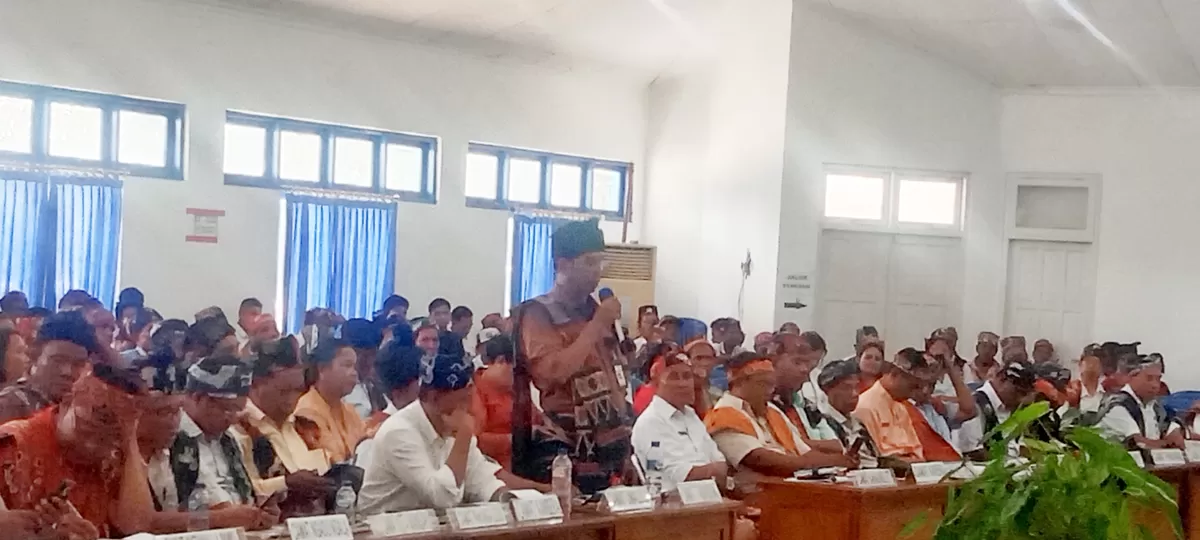 Kepala Desa Kuta saat mengusulkan pendirian Pospol kepada Wakapolres Sumba Timur dalam Musrenbang Kabupaten Sumba Timur 2026. (sabanapedia.com/jumal)