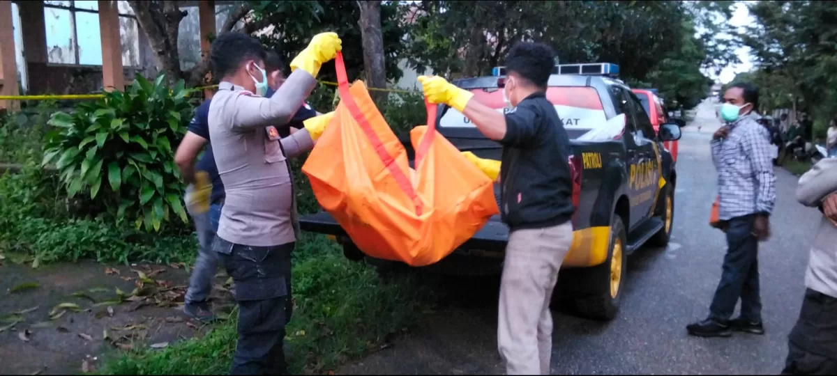 Anggota Iden Satreskrim Polres TTS mengangat jenazah yang ditemukan di Kelurahan Taubneno untuk proses pemeriksaan. (Dokumentasi_Tim)