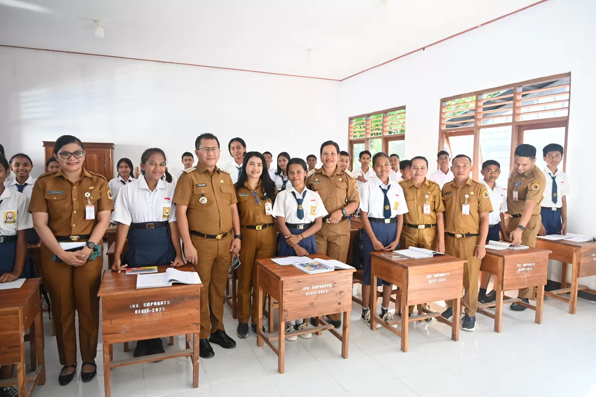 Bupati Kupang Yosef Lede melaksanakan kunjungan kerja dua Sekolah SMP.  (SabanaPedia.com)