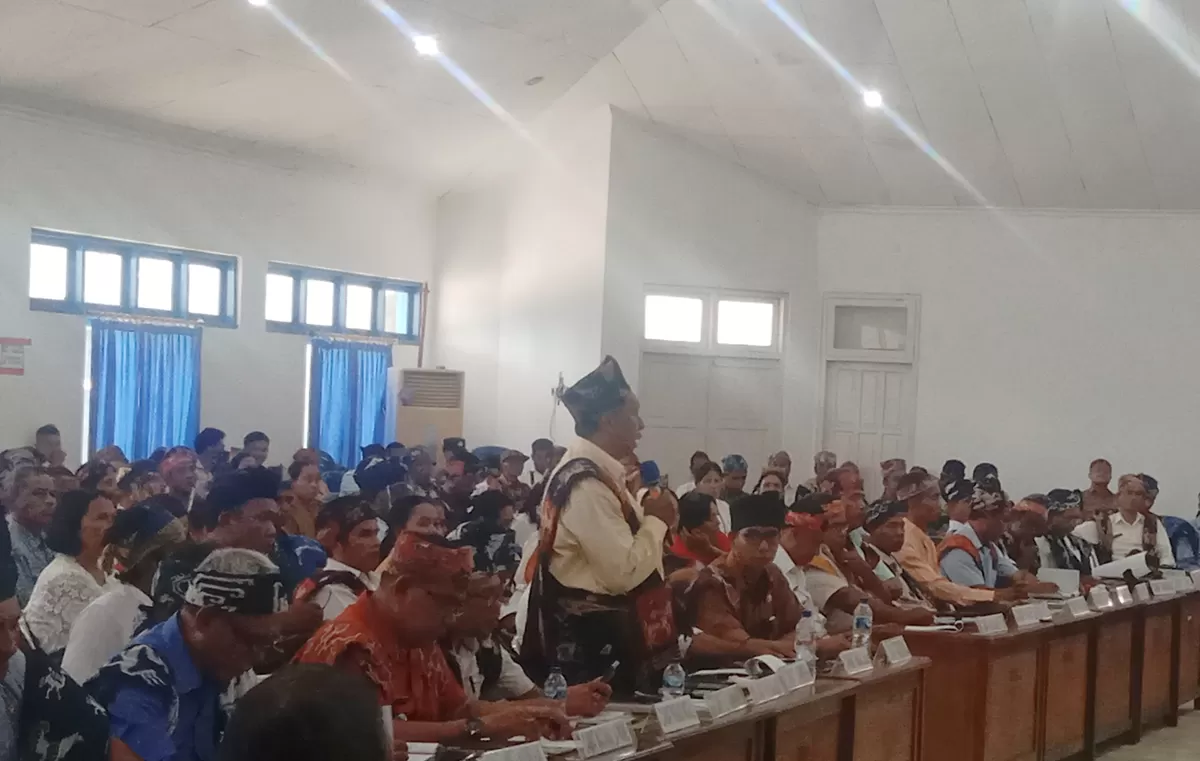 Camat Pahunga Lodu, Yakub Mangu Yada saat menyampaikan pertanyaannya terkait pembangunan dapur SPPG 3T di forum Raker Pamong Praja Kabupaten Sumba Timur tahun 2026. (sabanapedia.com/jumal)