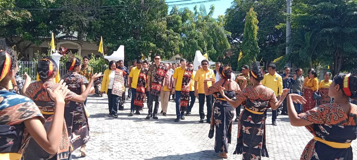 Ketua DPD Golkar Provinsi Nusa Tenggara Timur dan rombongan melangkah ke Gedung Nasional Umbu Tipuk Marisi dengan iringan tarian Kandingang. (sabanapedia.com/jumal)
