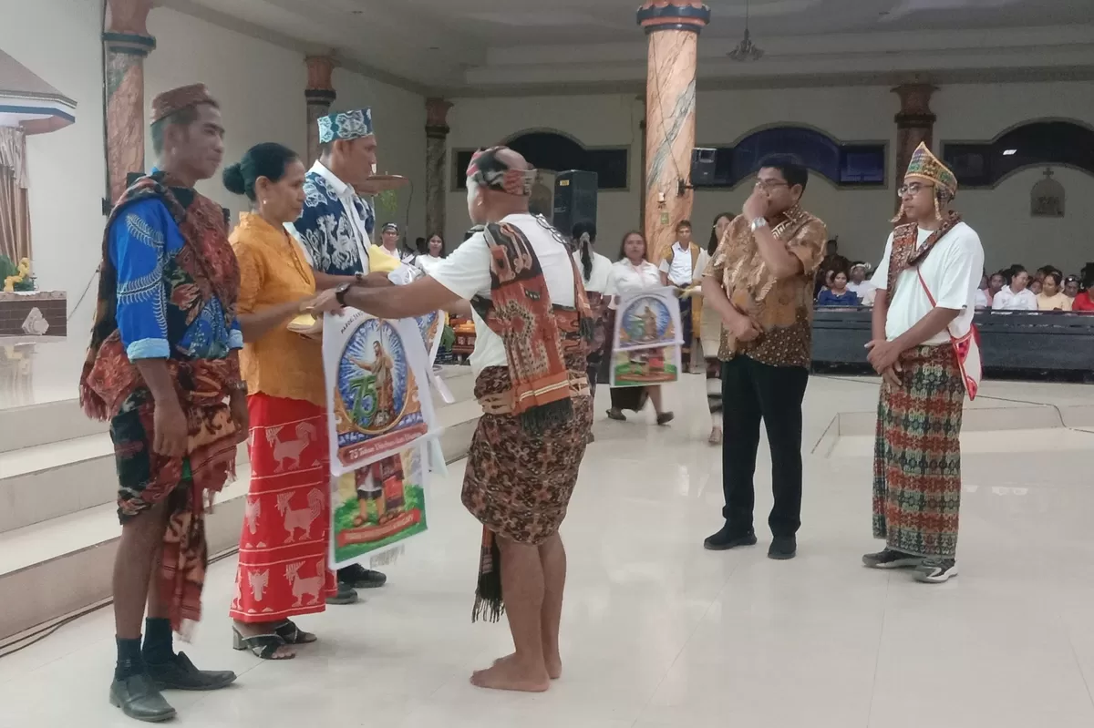 Bupati Sumba Timur, Umbu Lili Pekuwali, Pastor Paroki Sang Penebus Waingapu, Pater Stef Rehi Mete, CSsR & Ketua Panitia, Frits Djae menyerahkan logo dan maskot kepada perwakilan lingkungan dan stasi. (sabanapedia.com/jumal)