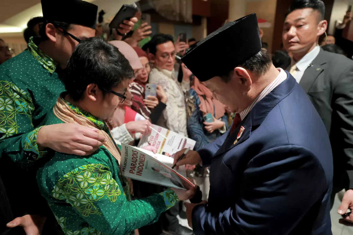 Momen Diaspora Bawa Buku Paradoks Indonesia yang Ditandatangani langsung Presiden Prabowo (Badan Komunikasi Pemerintah (Bakom) RI) 