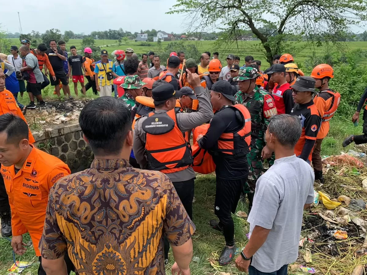 Evakuasi korban yang telah ditemukan semenjak dinyatakan hilang di Dam Colo, Karanganyar (Facebook/pmikarangayar) 