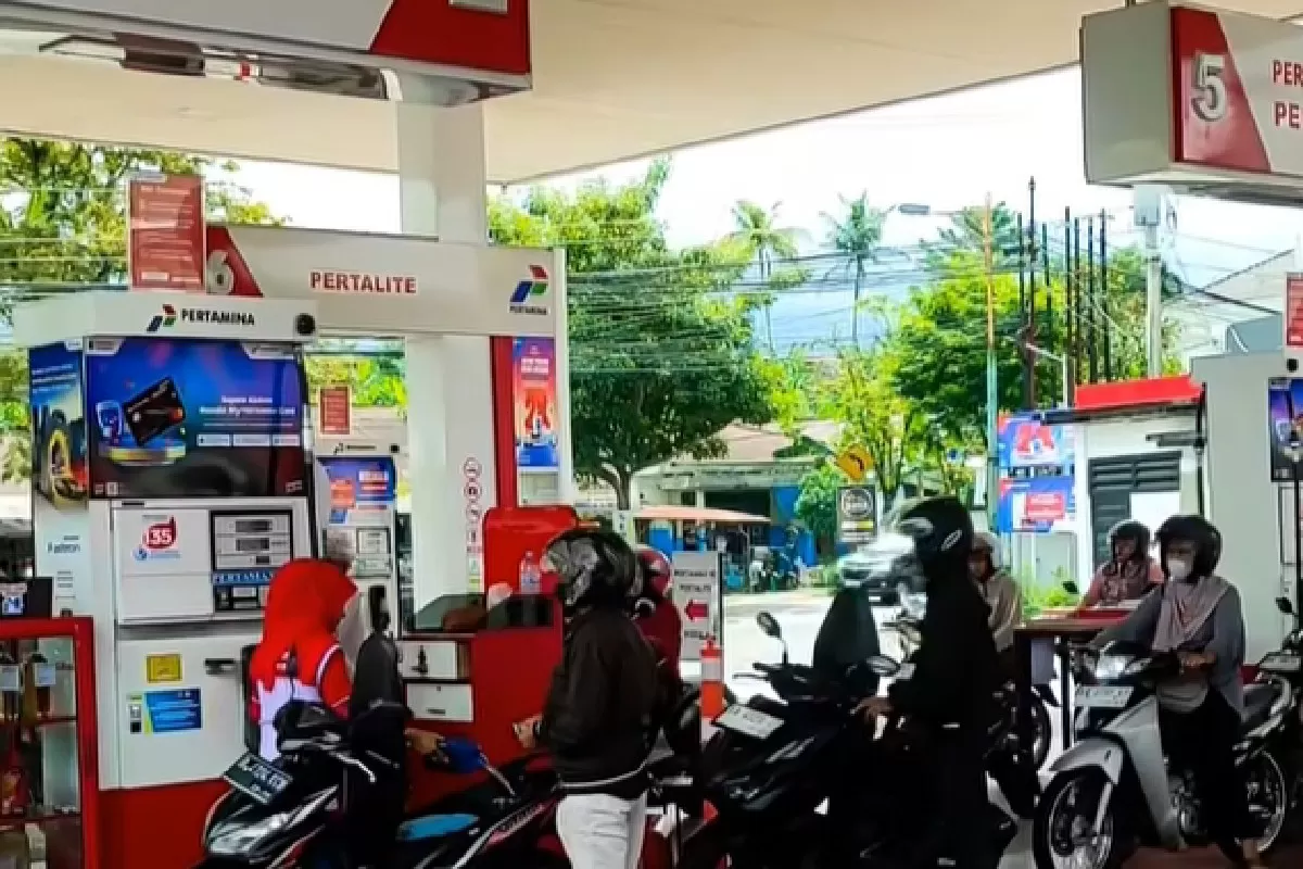 Ilustrasi masyarakat yang antri untuk mengisi BBM di SPBU 