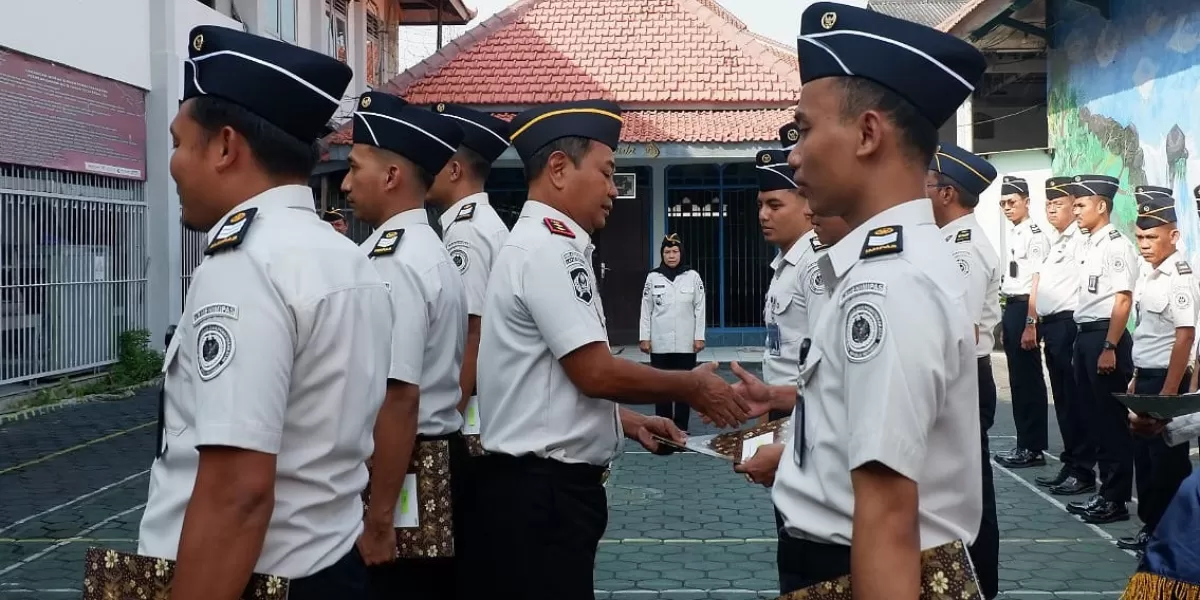 Kalapas Kendal Sematkan Tanda Kenaikan Pangkat Kepada Tujuh Petugas (Liputan)