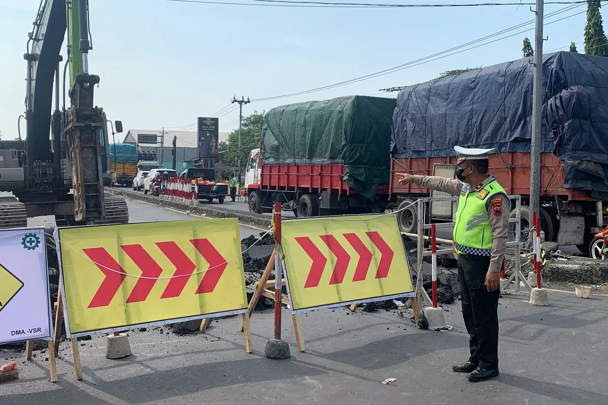 satlantas Polres Pemalang rutin monitor kondis arus lalulintas di Pantura Yang diperbaikin (Ragil) 