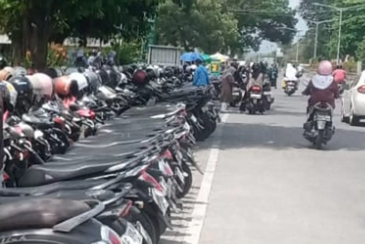 Potret trotoar di depan Taman Patih Sampun Pemalang dijadikan lahan parkiran (Ragil) 