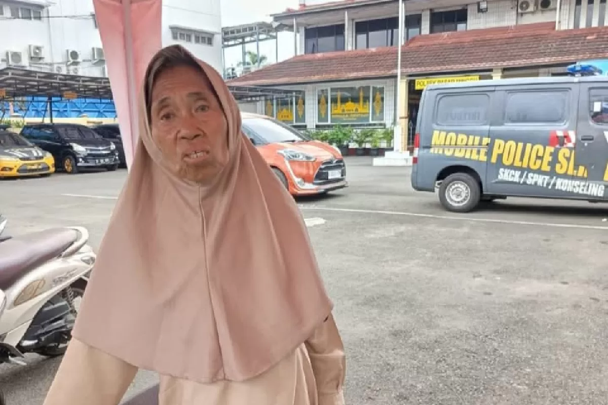 Menyoroti insiden viral seorang nenek di Pasar Minggu, Jakarta Selatan yang diduga diabaikan polisi usai laporkan dirinya tersesat cari jalan pulang. (Threads/@tiaraaswn) 