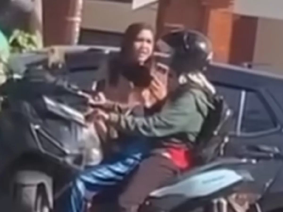Viral seorang wanita emosi hingga memukul anak pengendara motor di Mojokerto. (Instagram/congkalikodok24) 