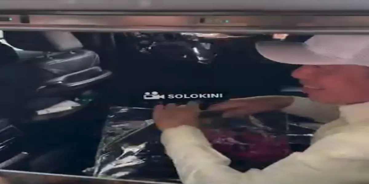 Jokowi bagi-bagi kaus 'Militan' ke warga Solo (Foto: Instagram/@solokini)